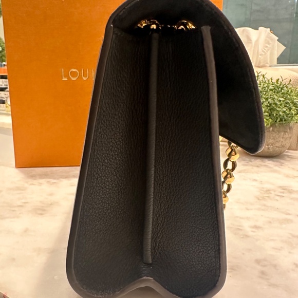 Authentic Louis Vuitton monogram Victoire black - Picture 4 of 8
